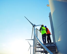 Wind Turbinen und zwei Mitarbeiter mit Warnweste
