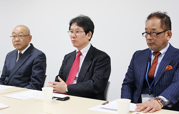 左より常務取締役 福岡 敬司様、代表取締役社長 山口 明義 様、常務取締役 山口 誉夫様