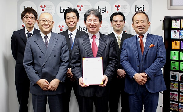 photo6 手前左より常務取締役 福岡 敬司様、代表取締役社長 山口 明義 様、常務取締役 山口 誉夫様 奥側 左より営業部 村松 勇人様、岩垂 秀考 様、インセンクス事業部 久島 道大様