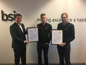 Peter Fastré en Thomas Woidt van Level27 ontvangen de certificaten van Eltjo Veentjer van BSI  