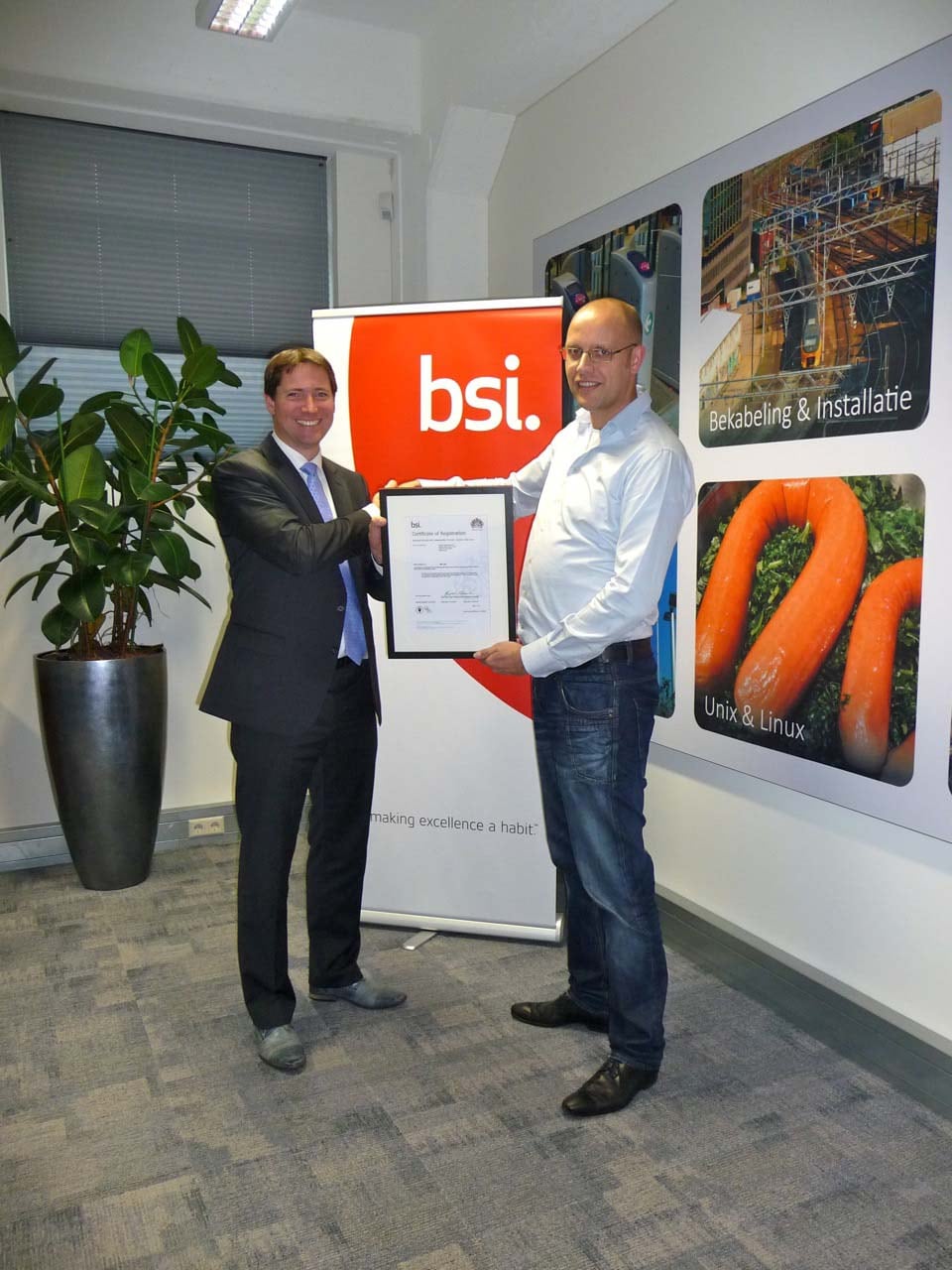 Eltjo Veentjer, Commercieel manager BSI, overhandigt het certificaat aan Rick Klaassen, Operations Manager Quanza