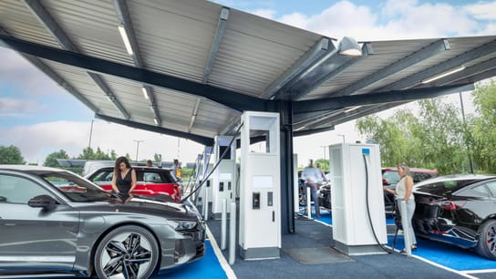 イギリス、ヨーク、充電ステーションで電気自動車を充電する人々