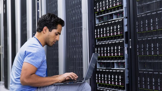 Data en privacy - man in serverruimte