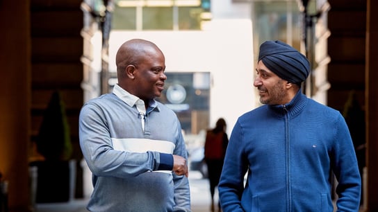 transformación cultural dos hombres discutiendo