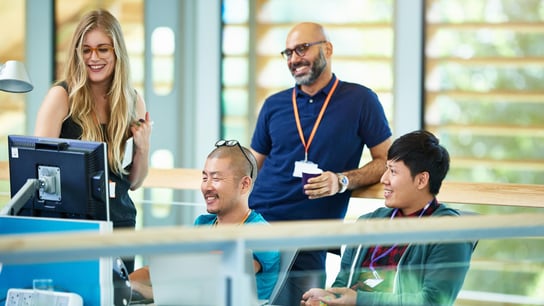 bienestar psicológico hombres y mujeres sonriendo