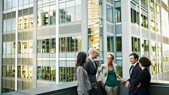 Gruppo di colleghi discutendo all'aperto