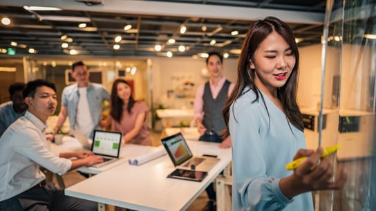 Groupe de jeunes personnes travaillant dans un bureau moderne