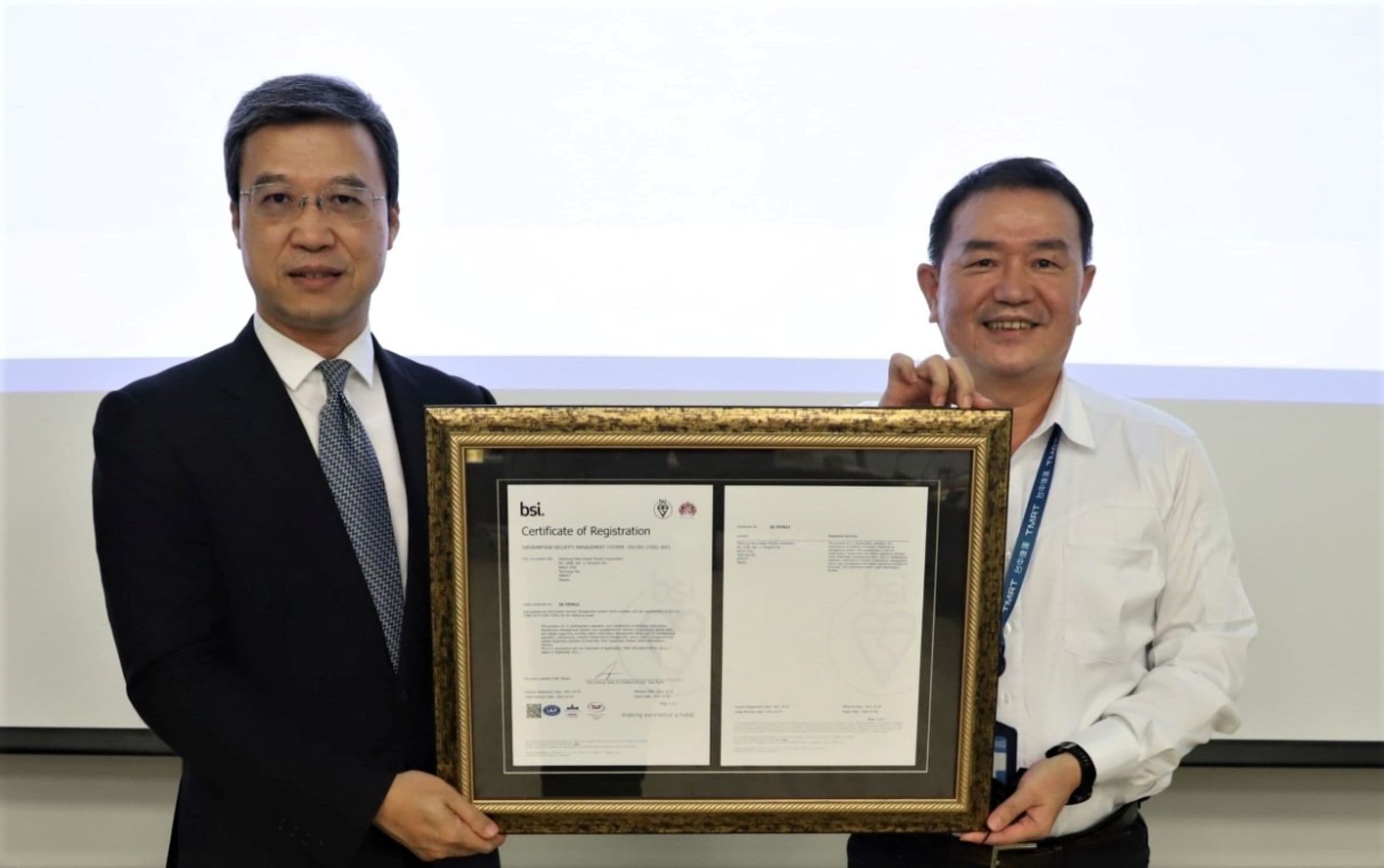 BSI東北亞區總經理蒲樹盛（左）頒授證書，台中捷運公司總經理莊明聰（右）代表領證。