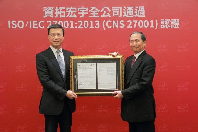 資拓宏宇執行長謝文裕(右)接受BSI東北亞區總經理蒲樹盛(左)親自頒發之ISO 27001資訊安全管理系統驗證證書