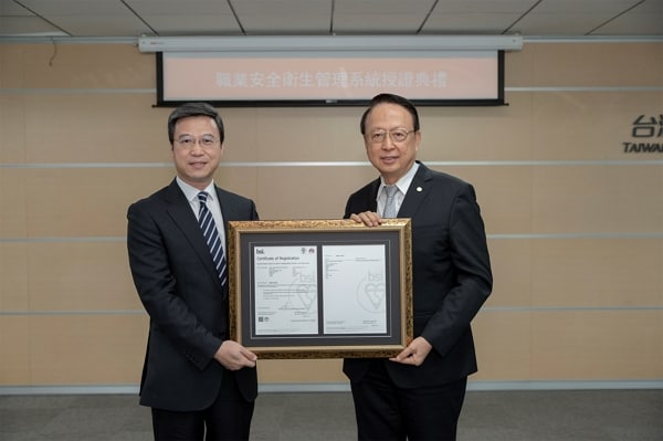 BSI東北亞區總經理蒲樹盛（左）頒發證書予高鐵董事長江耀宗（右）