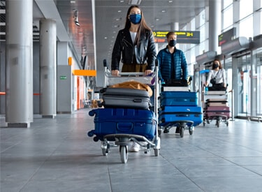 Personas en el aeropuerto con máscaras protectoras.