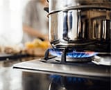 Gasflamme und Kochtopf in einer Küche
