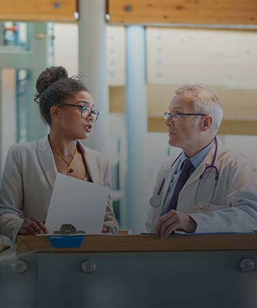 Medizinisches Team spricht über das Gesundheitswesen