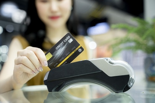 woman_using_credit_card_machine_1211791415_500×333.jpg