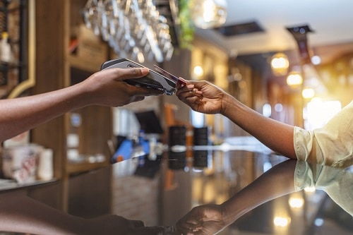 Womans-hand_tapping_credit_card_machine-1311527822_500×333.jpg