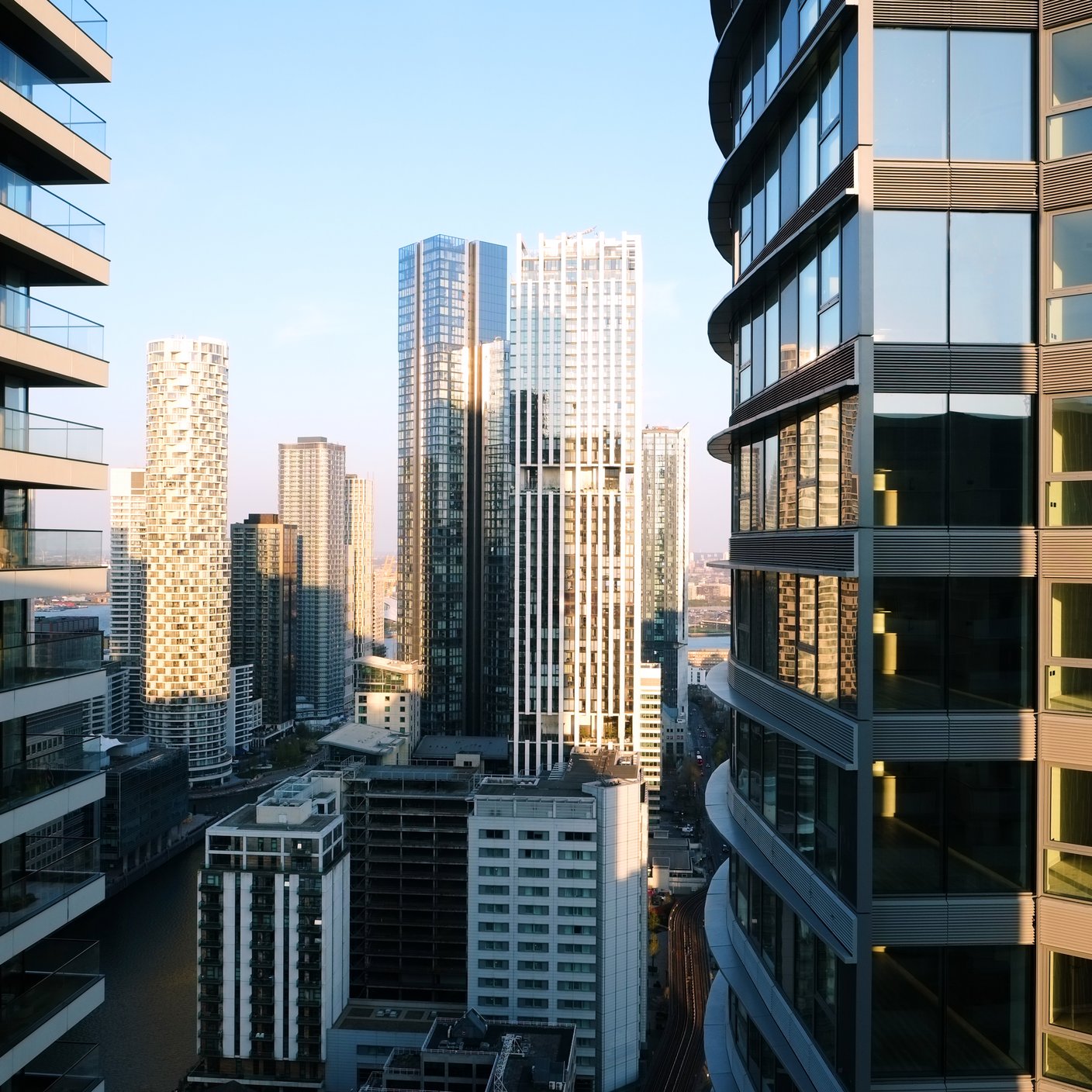 المملكة المتحدة، لندن، كاناري وارف، منظر مرتفع لأفق المدينة في كاناري وارف مضاء عند غروب الشمس