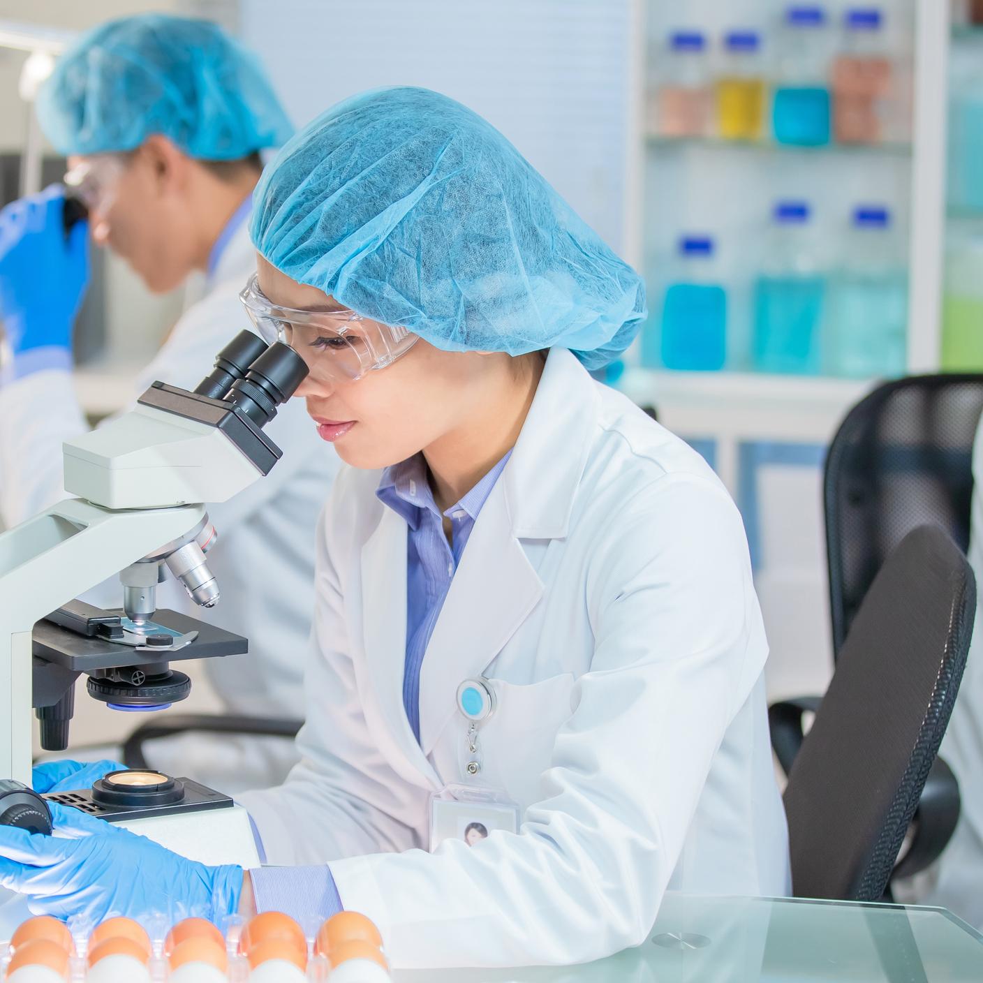 Wissenschaftler mit einem Mikroskop