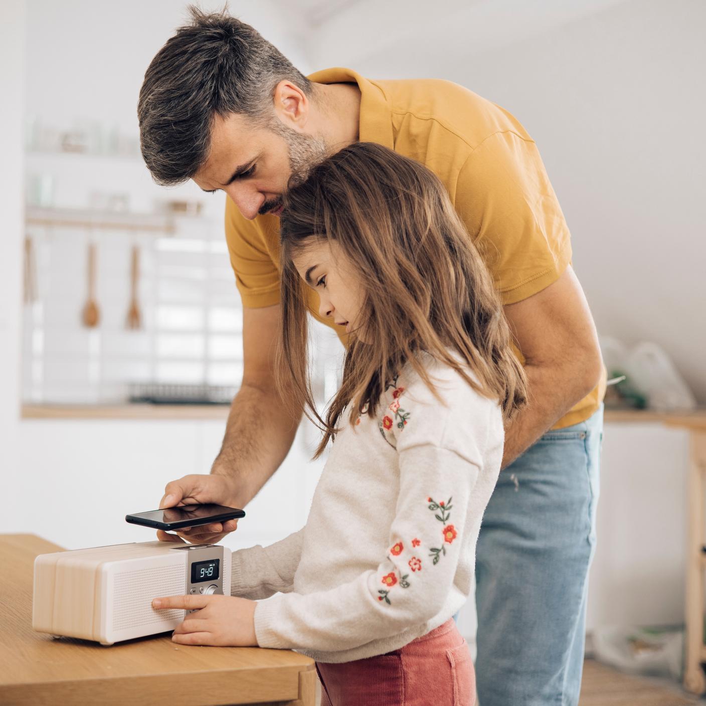 Digital trust in energy - family using phone