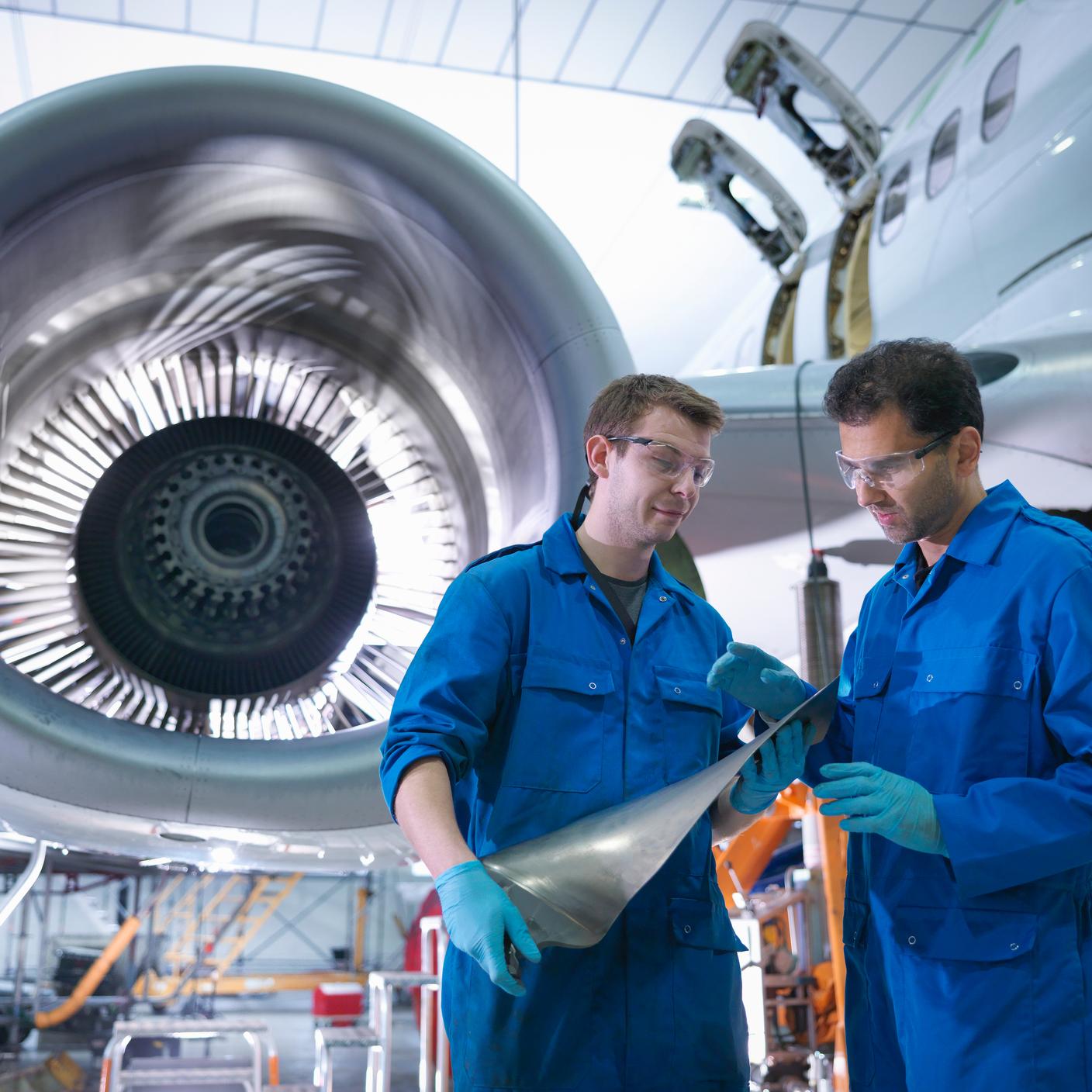 Verkehr & Mobilität - Männer vor einer Flugzeugturbine