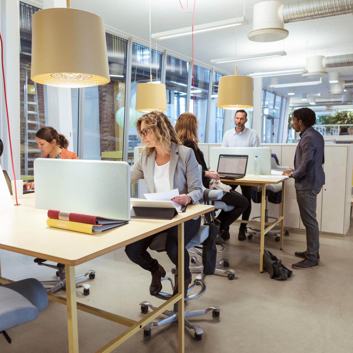 Modernes Büro mit Sitz- und Steharbeitsplätzen