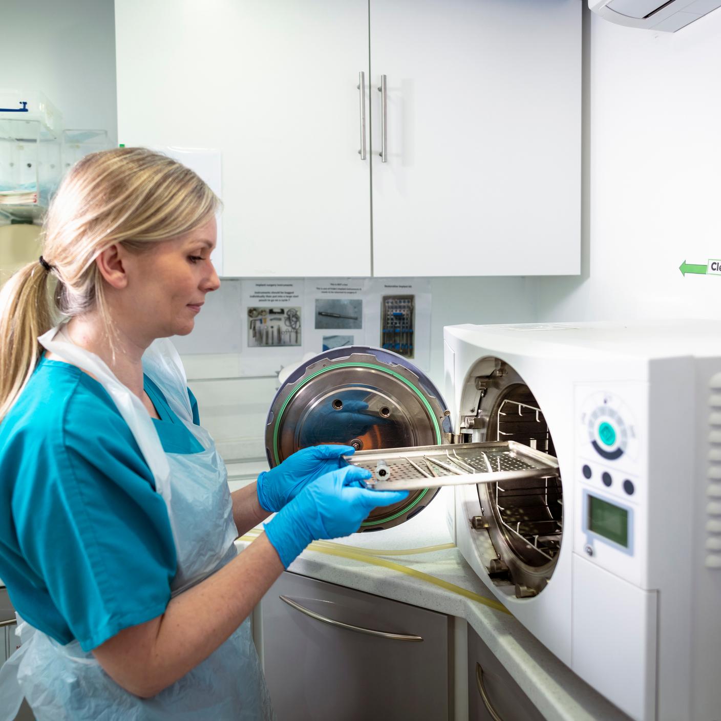 Medizinisches Personal sterilisiert Geräte mit einem Sterilisator