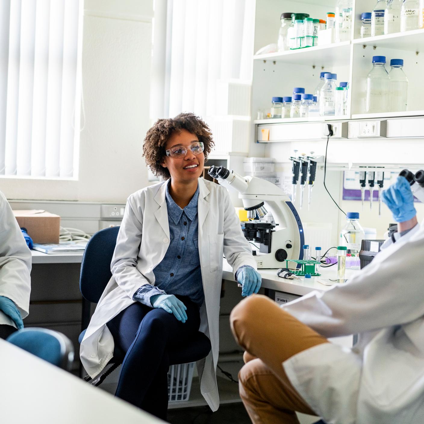 Medical team working and discussing togheter on a lab