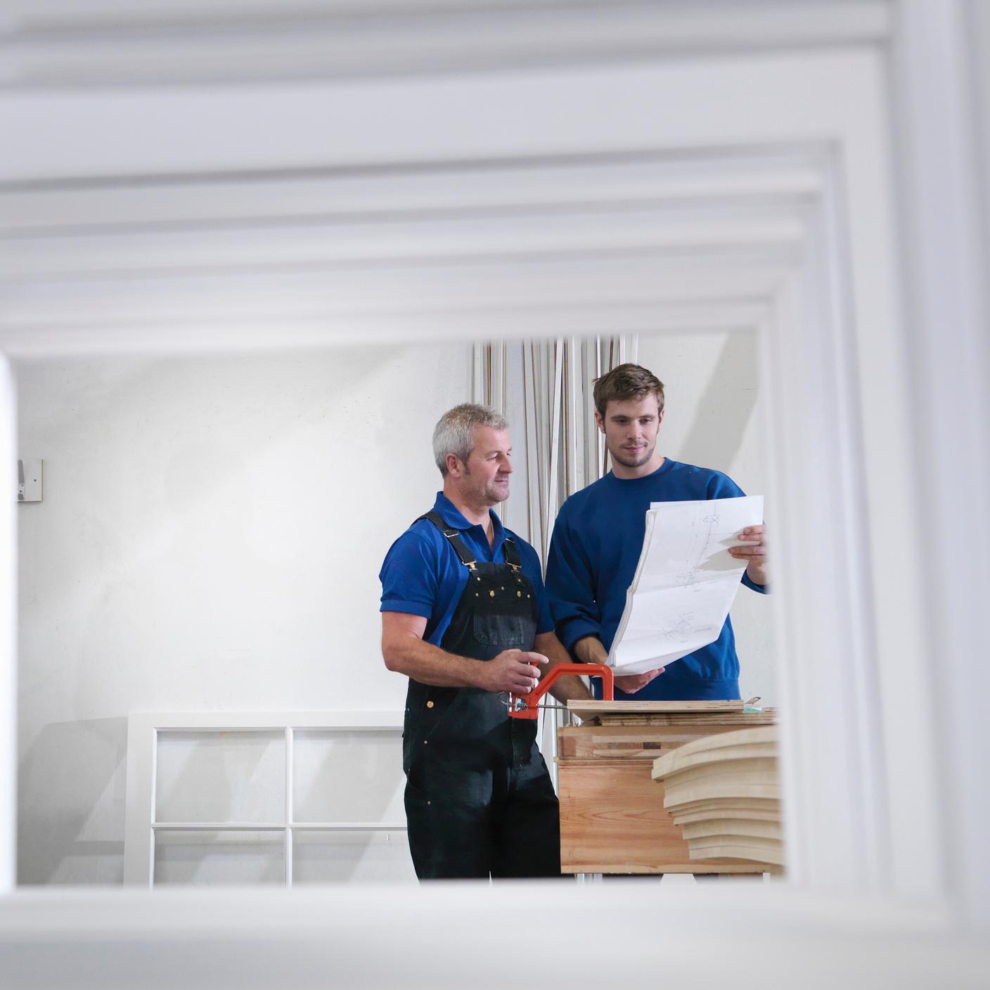 Beschleunigung des Fortschritts in der Fenstertechnik durch die Prüfung und Zertifizierung von Fenstern und Türen durch Experten - Arbeiter an Fensterrahmen