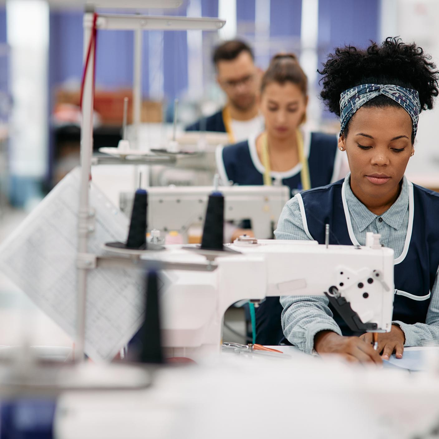 PoC-Amerikanerin, die als Näherin in einer Bekleidungsfabrik arbeitet