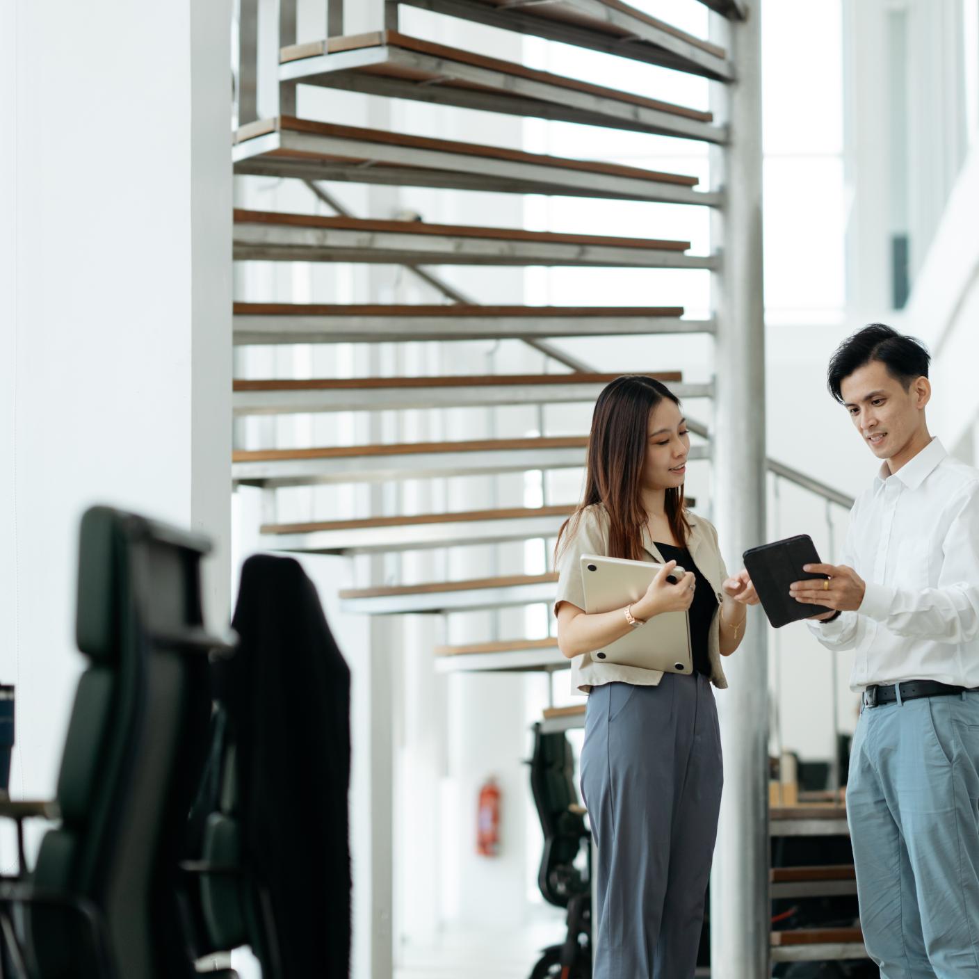 two colleagues chatting 