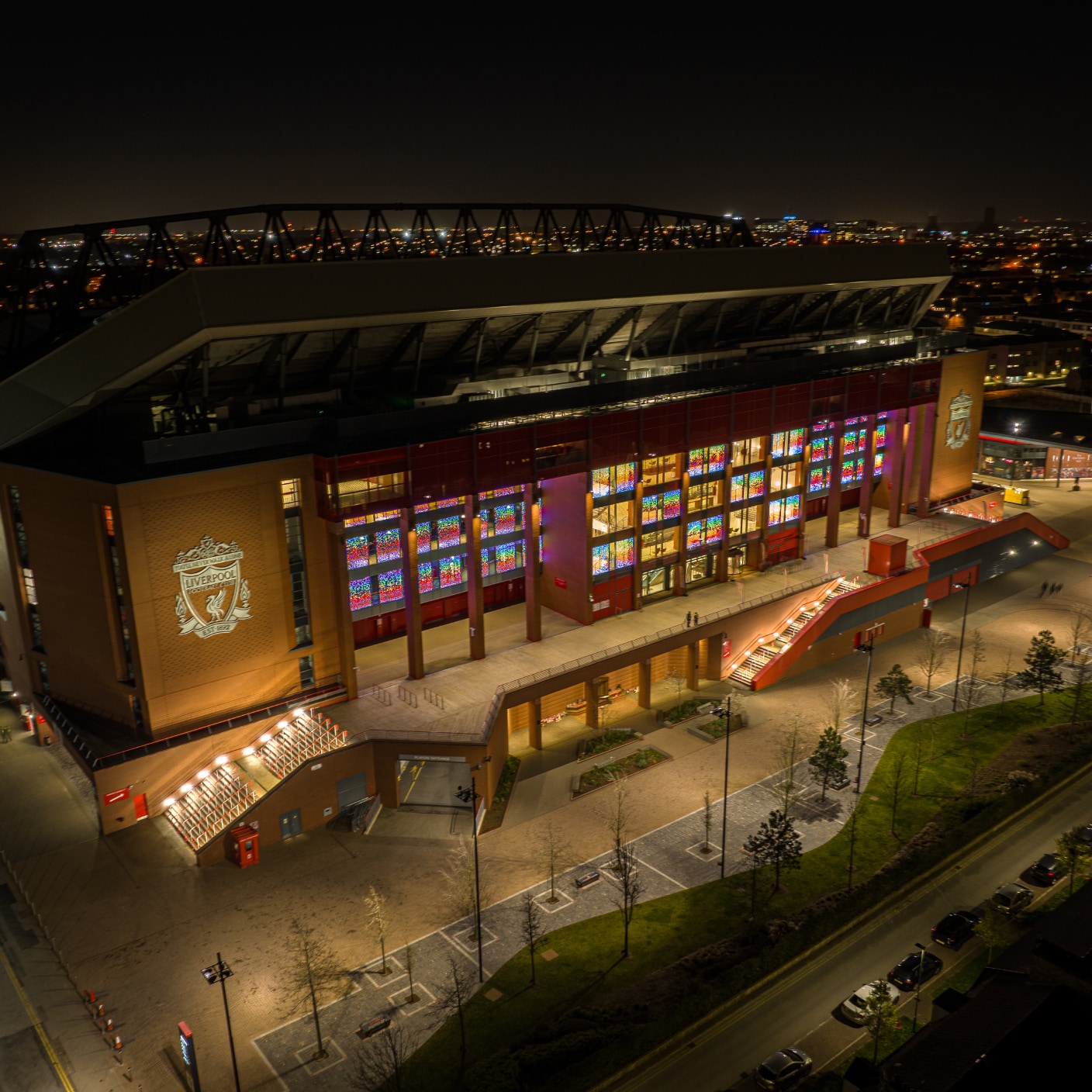 Blick von der Seite auf das Stadion des FC Liverpool bei Nacht