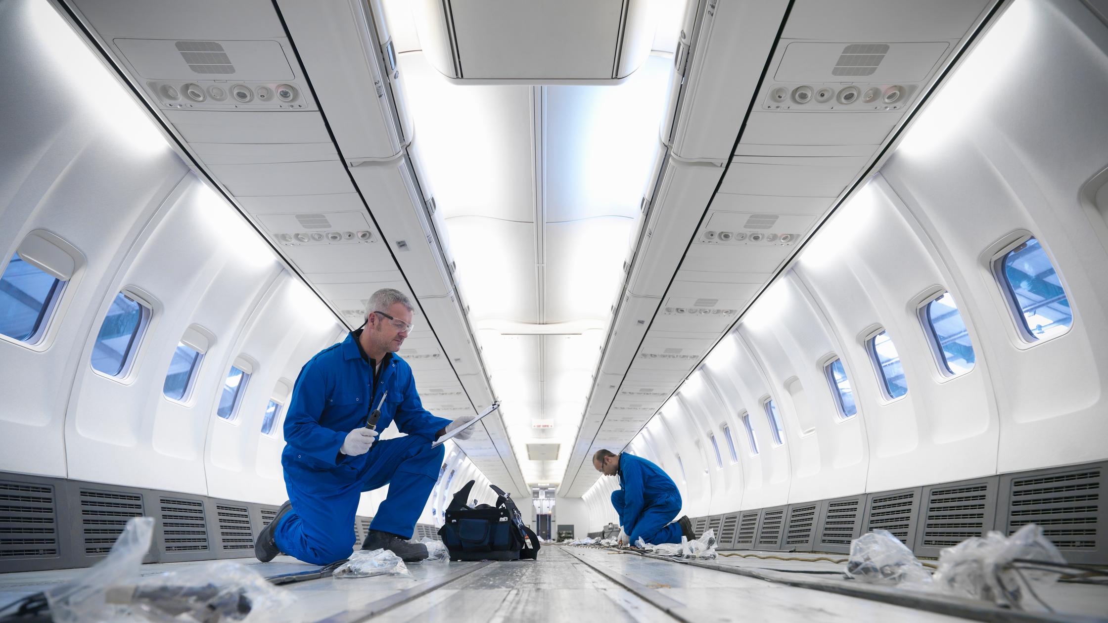 Flugzeugingenieure arbeiten an der Innenausstattung einer Boeing 737