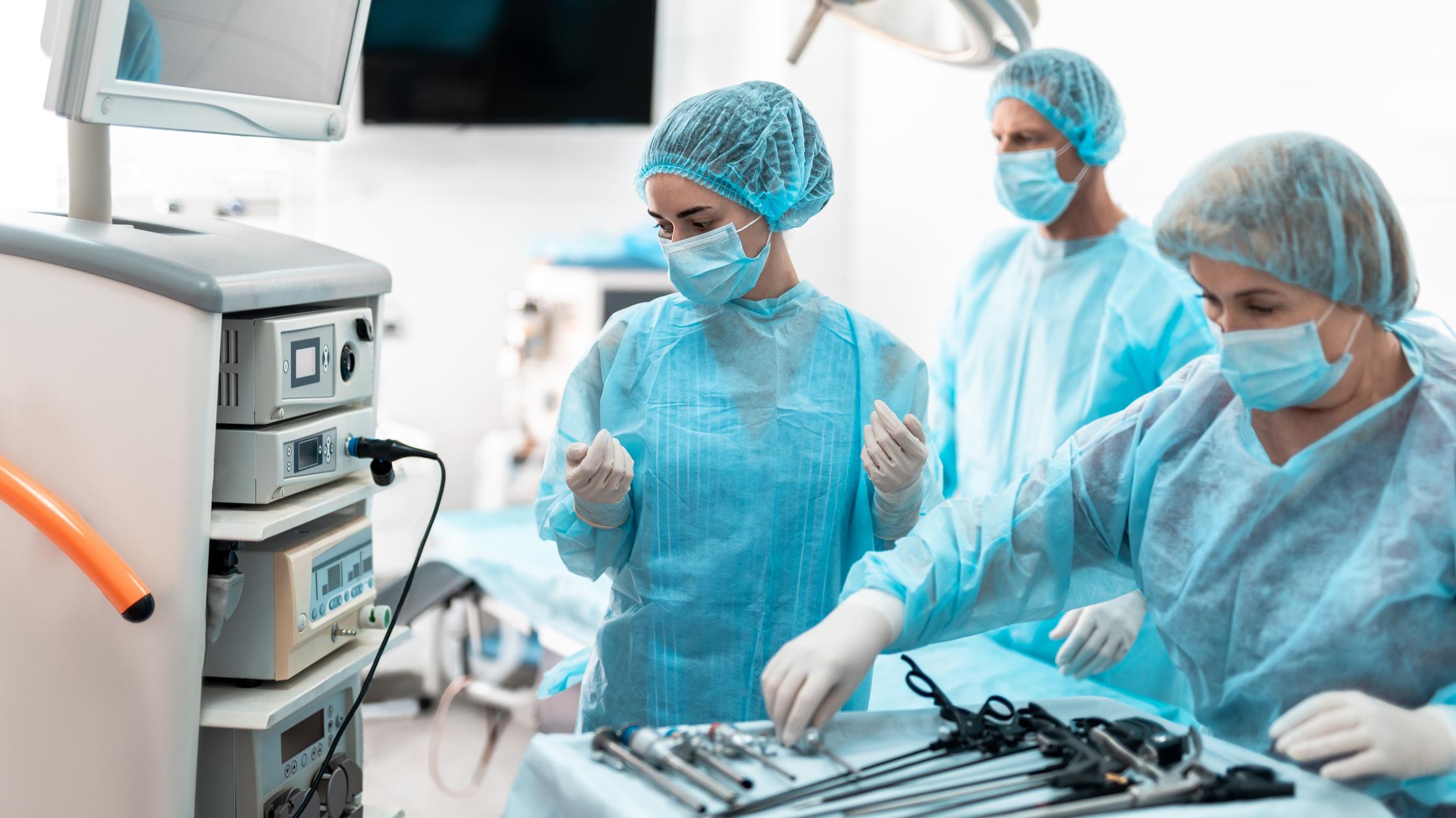 Krankenschwestern mit Schutzmasken und sterilen Handschuhen