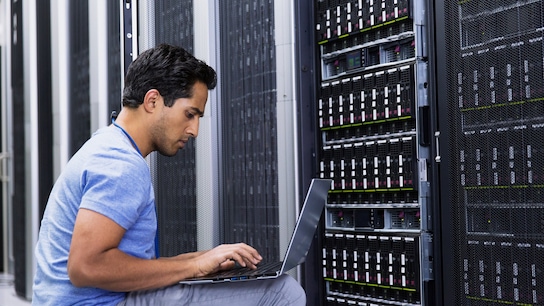 Des personnes travaillant dans une salle de serveurs moderne.