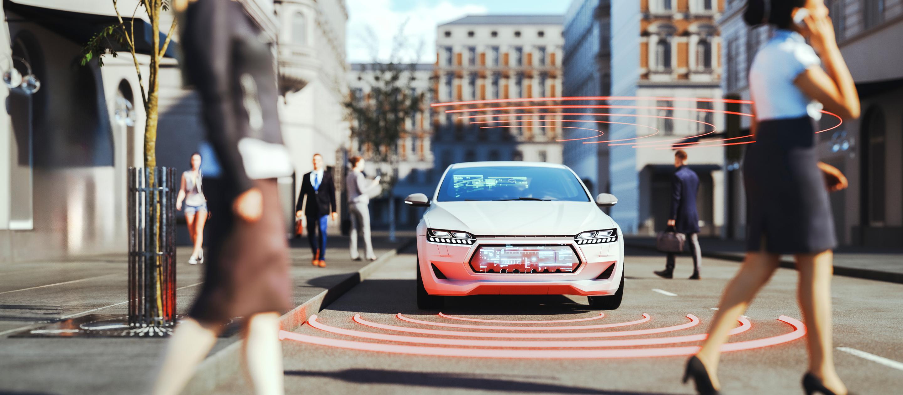 Menschen, die mit dem Auto die Straße überqueren