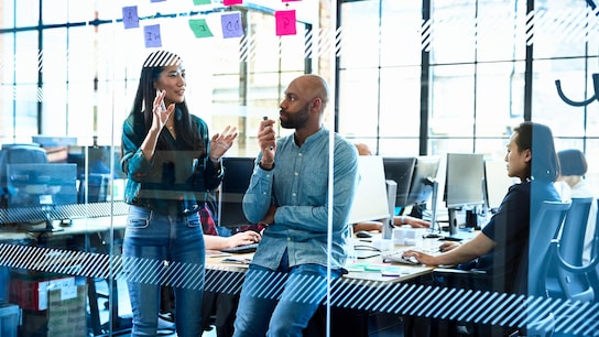 Weibliche und männliche Mitarbeiter beim Brainstorming